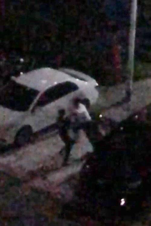 疑不满前妻有新欢   男子带友人砸车打情敌