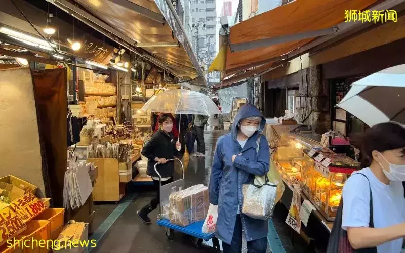 李显龙总理：乐见国人出国旅游 呼吁继续支持本地小贩商家