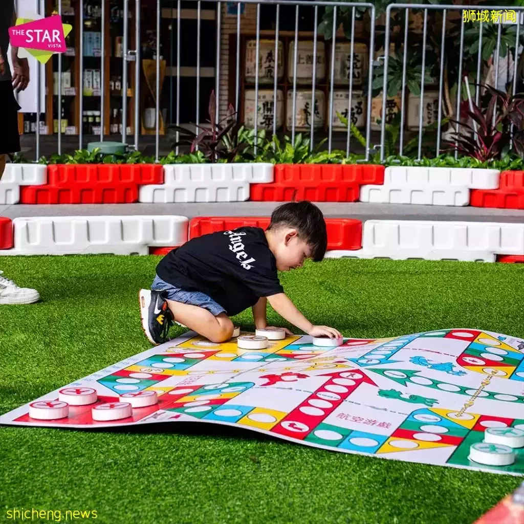 Star Vista卡丁车活动,遛娃必来!跑道加入古早味装饰很吸睛😎一趟$15,大人小孩享受飙车快感