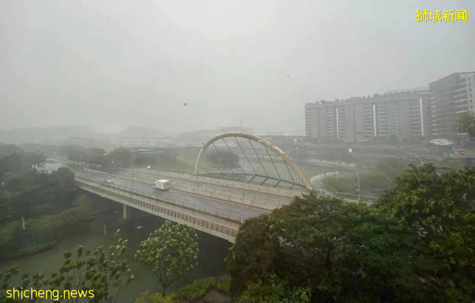 实拍新加坡奇异天象!黑云压境,闪电从天劈下