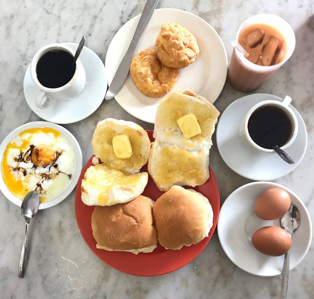 老字號古早味💯 新加坡經典咖啡店盤點！手工沖泡咖啡、炭烤面包飄散濃濃南洋風味😋 樸實版國民早餐