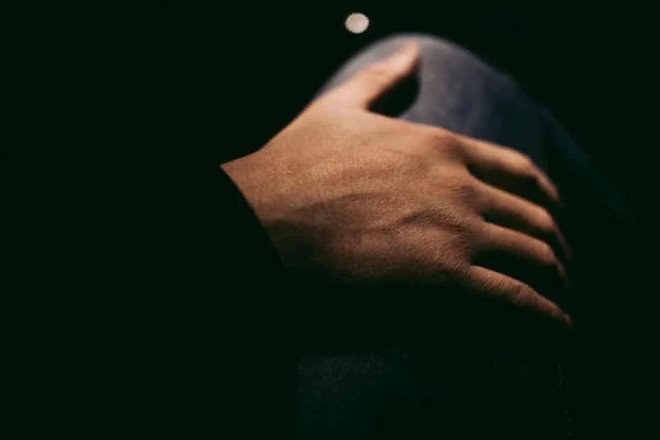 令人發指！新加坡這個婦女竟猥亵親生女兒的男同學