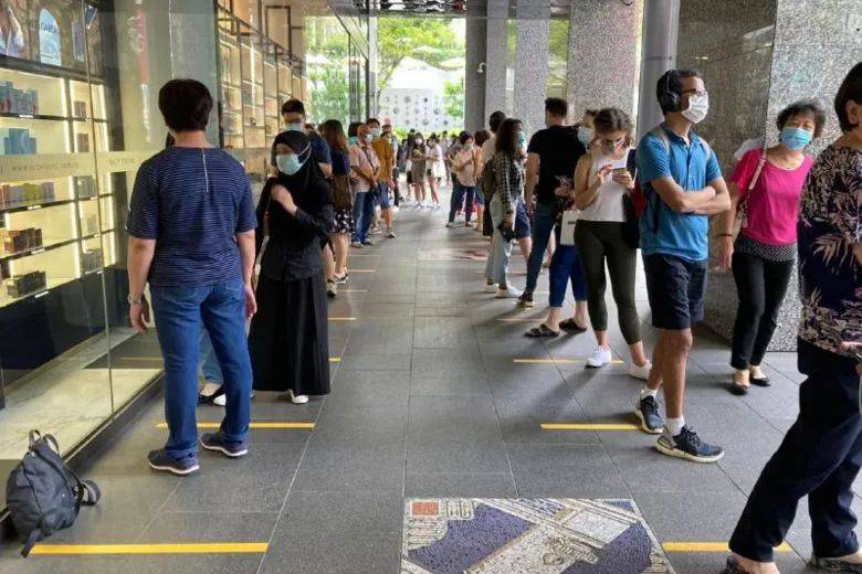 实拍!新加坡这家商场被挤爆!网站也刷爆