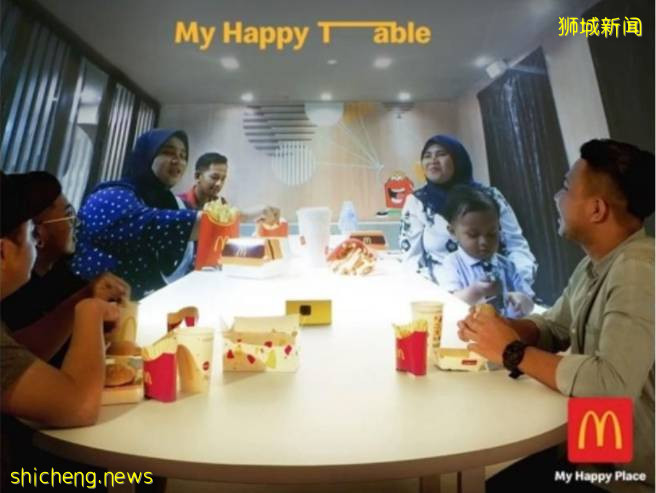 新加坡走紅的“揮手哥”再上熱搜，網友：賣漢堡的也開始玩情懷了