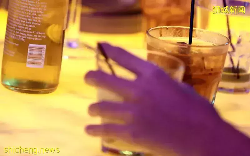 涉群聚喝酒唱卡拉OK 24男10女将面控