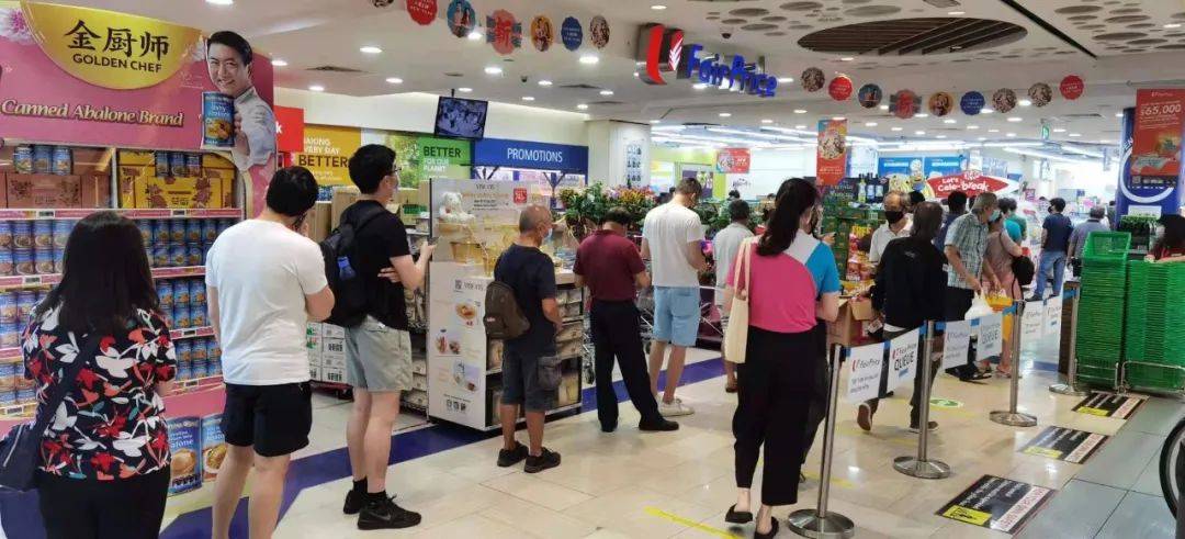 前天!新加坡多个商店大排500米长队,他们瓜分了1000多万新币