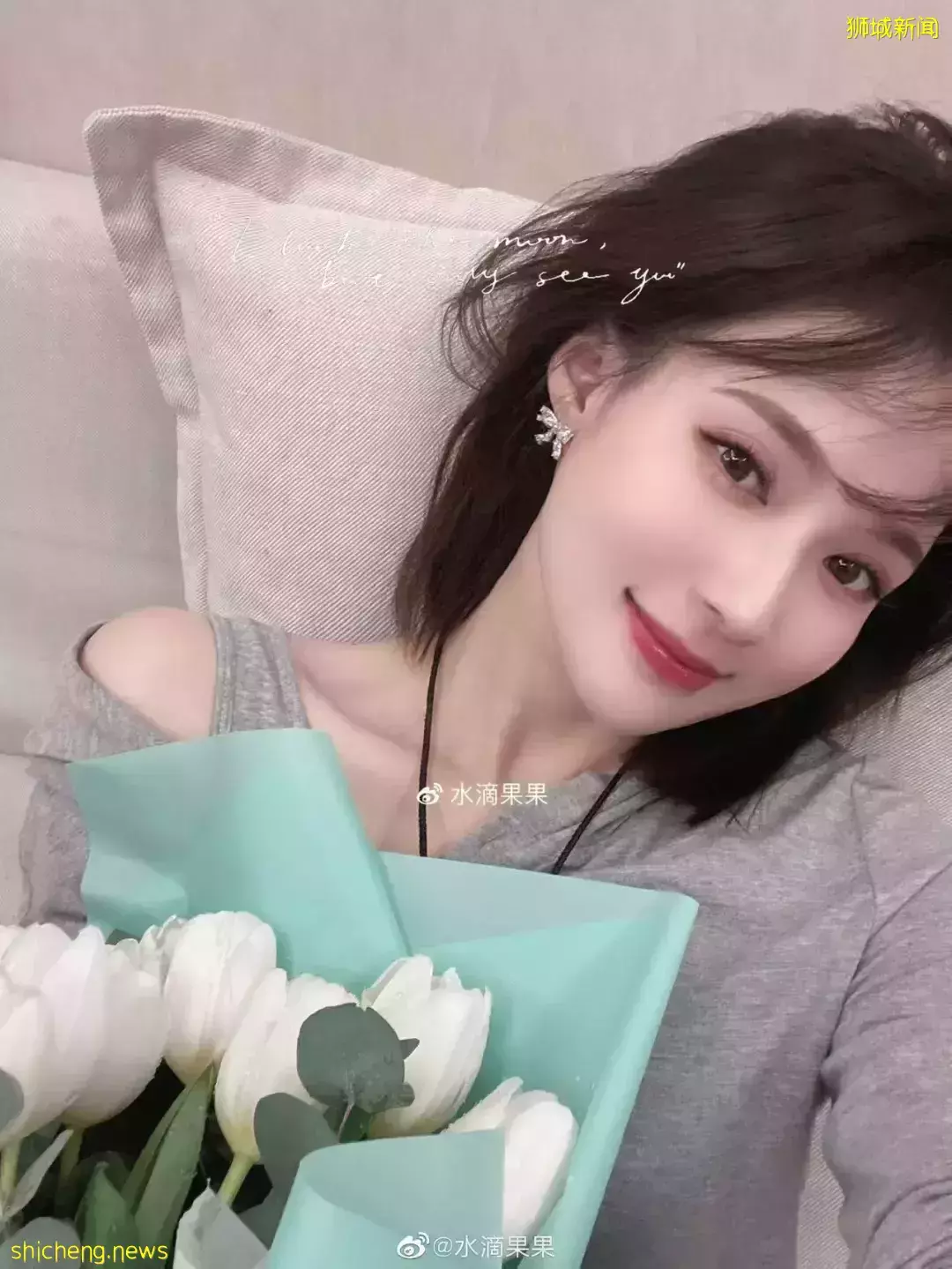 成龙和空姐搂肩照流出,还要电话、地址?女方回应!他两次为新加坡做好事而被骂