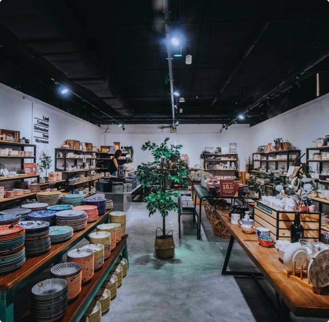 盘子和碗全部任你带回家,只要你能装进去这袋子