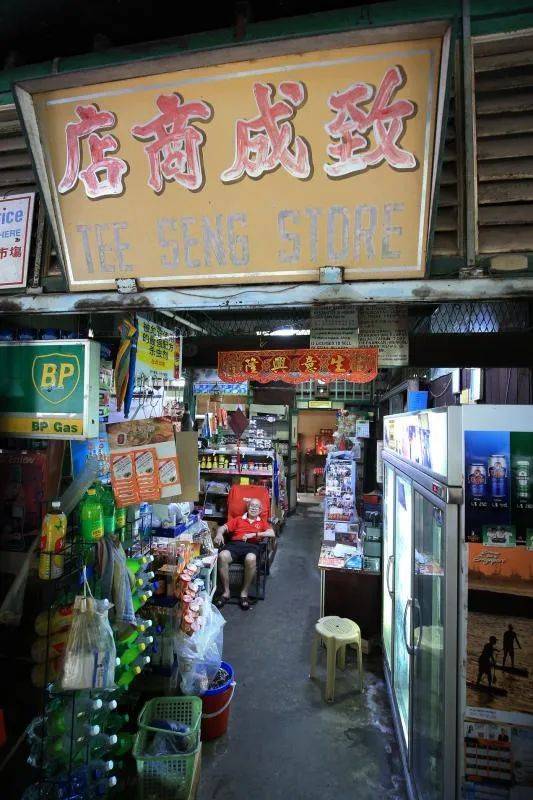 新加坡居然有設在有地私宅區、地下防空壕的老牌雜貨店,你見識過嗎