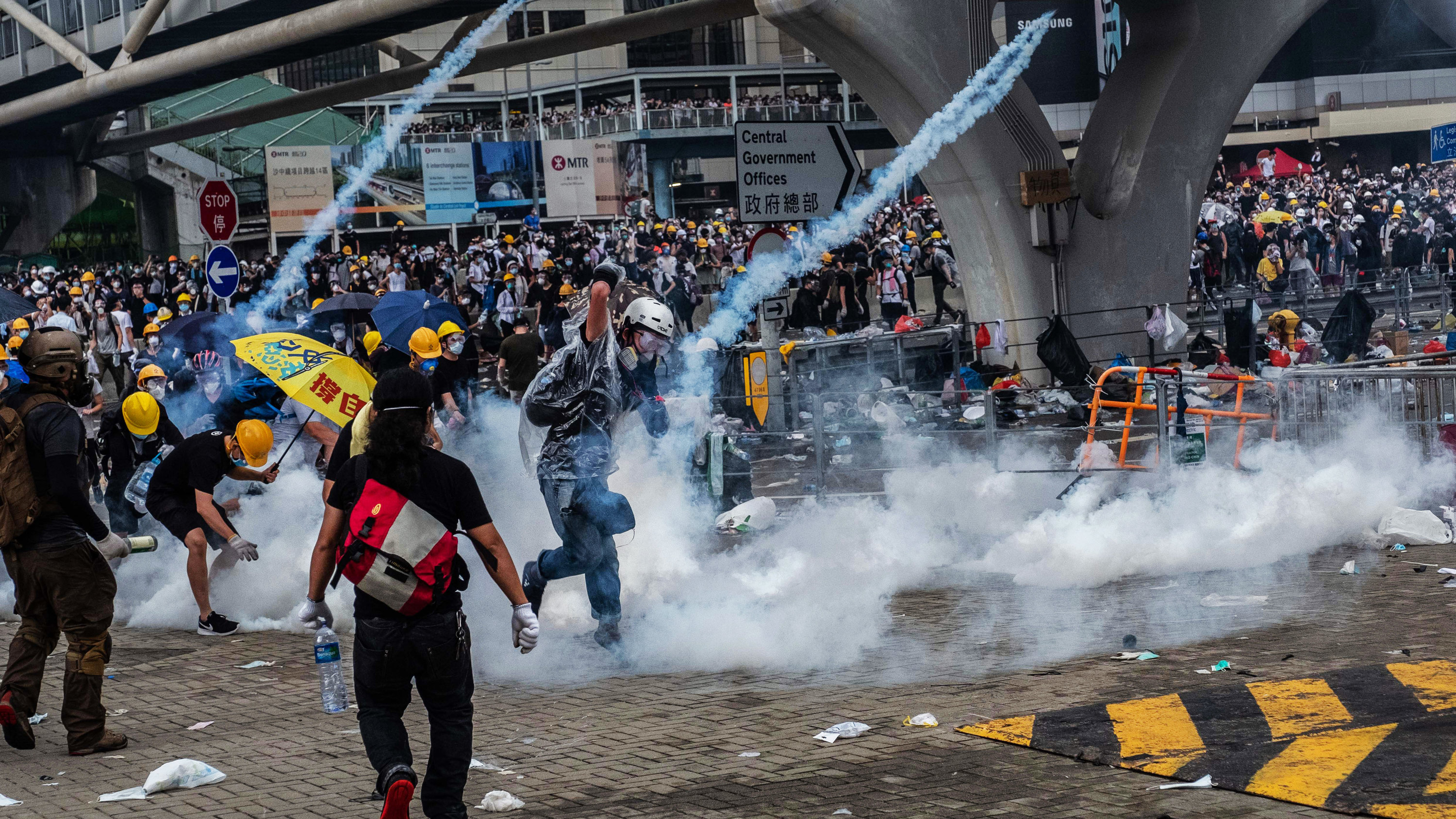 cn-12live-hongkong-teargas-copy-videoSixteenByNine3000-v4.jpg