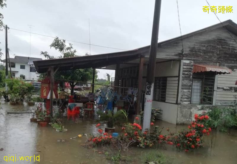 逾10年来最严重闪电水患‧麻坡土油栈40间房屋居民睡梦中惊醒过来 !