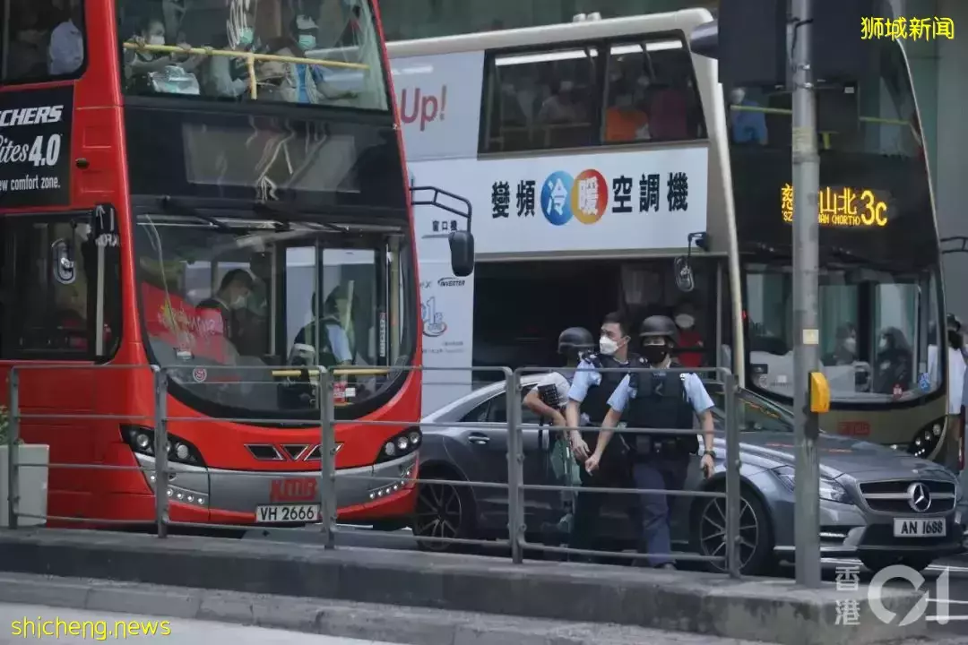 新加坡男子拿玩具枪、纸条抢银行!卷走2000新搭巴士逃走,已被抓