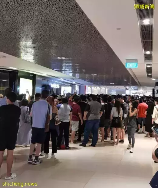 實拍!新加坡濱海灣金沙和烏節路人山人海,因爲它!有人暈倒、對警察喊:拿槍射我啊