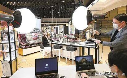 新加坡華人墳場直播買榴梿,這樣的直播帶貨好嗎!