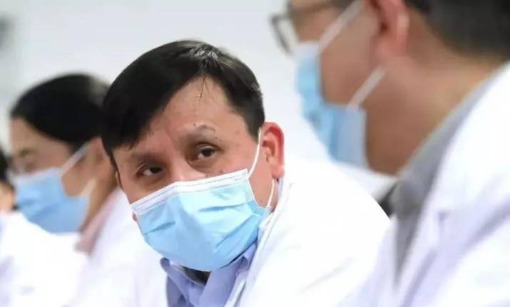 稱新加坡屬“武當”的抗疫網紅張文宏再出妙語:上海“瓷店抓老鼠”