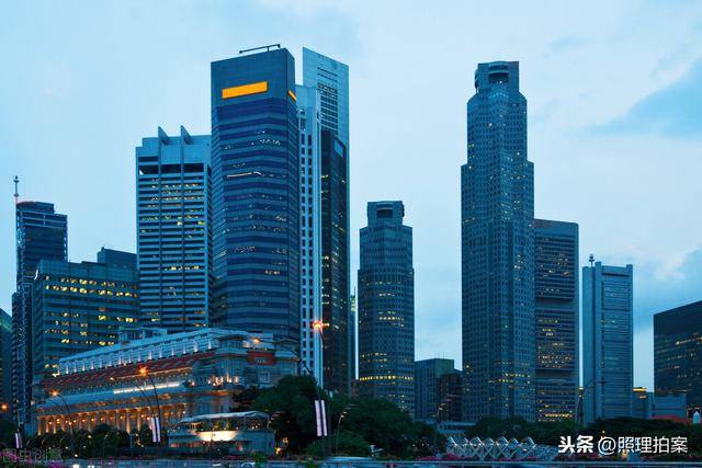 新加坡今天生的越多奖励越多,可谁知几十年前它却连控15年生育