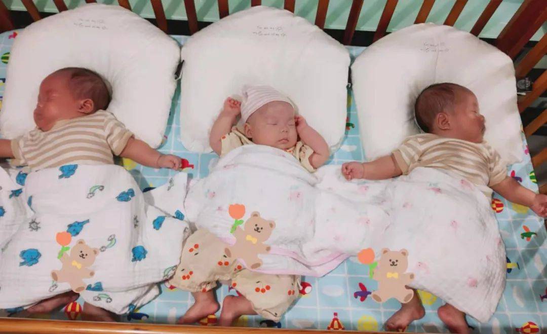 “3000万分之一的幸运!我成为了新加坡龙凤3胞胎的妈妈!”