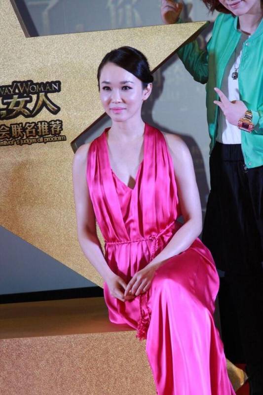 新加坡第一美女范文芳太美,打扮得像粉红佳人,49岁仍是万人迷