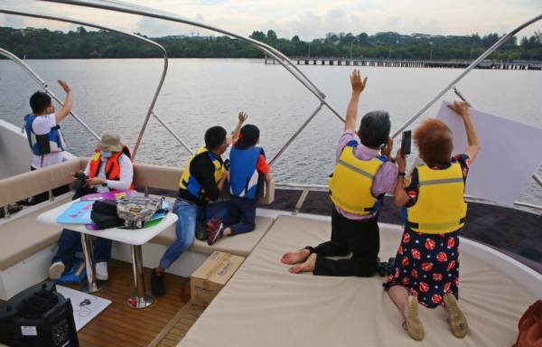 最近的距離遙遙相望 海峽短暫相聚 一家之主流下男兒淚