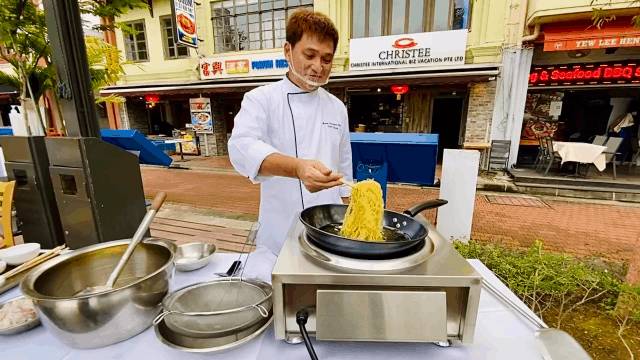 狮城港式粤菜四大名厨之一,坐镇新加坡河畔20年老字号,为你带来惊喜和福利