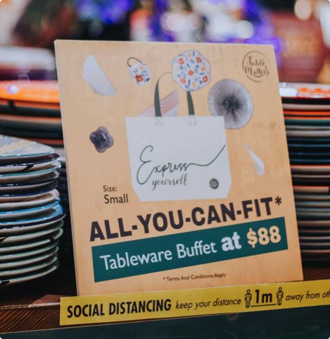 盘子和碗全部任你带回家,只要你能装进去这袋子