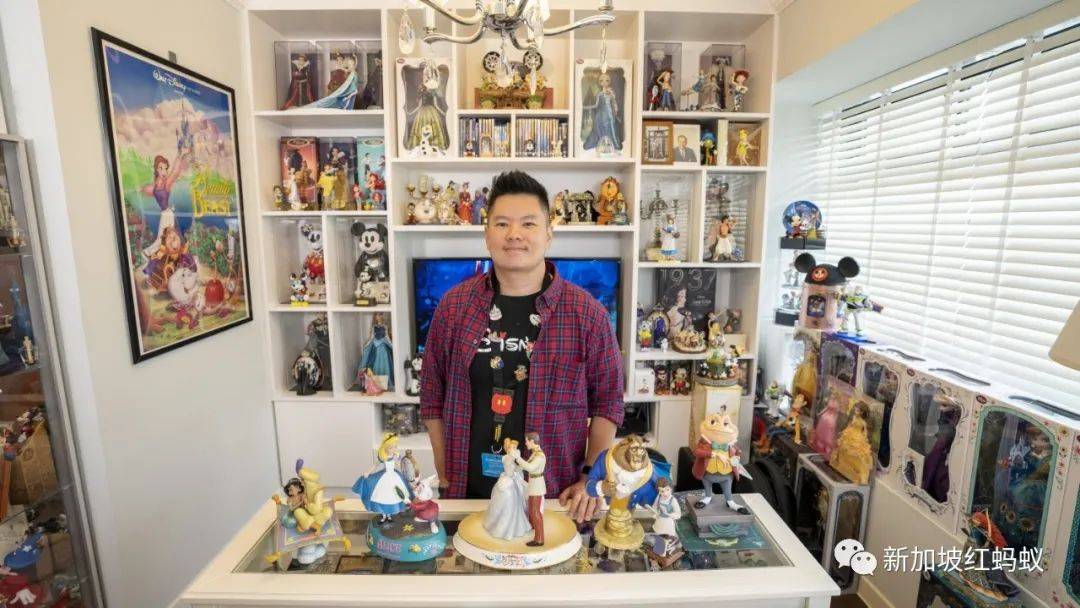 新加坡狂熱收藏家把組屋打造成迷你“迪士尼”，門裏門外兩個世界