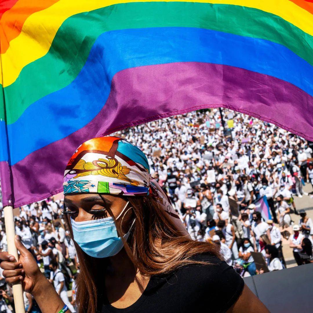 新加坡教育部門口驚現一批學生舉牌示威!學校裏到底發生什麽事