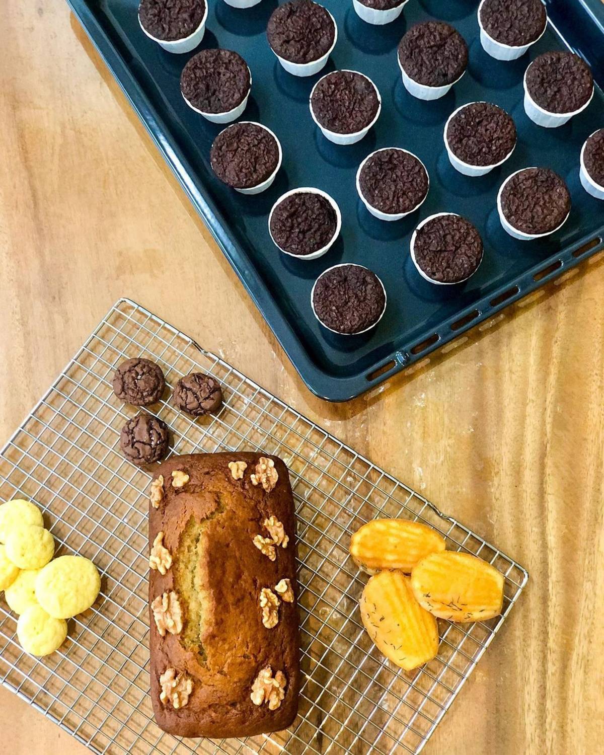 爱女在狮城开Cafe　许绍雄留守店内做“招财猫” 