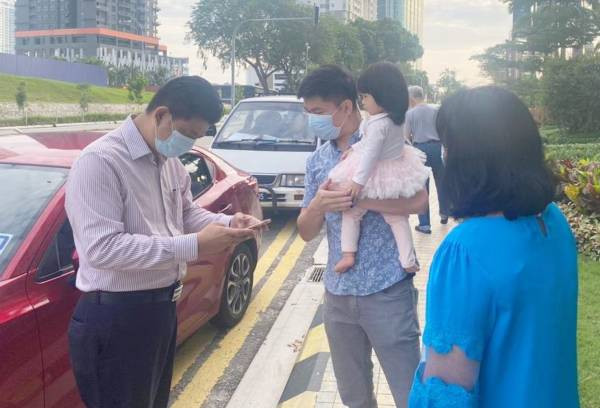 獲准越堤進獅城 5小孩重投父母懷抱