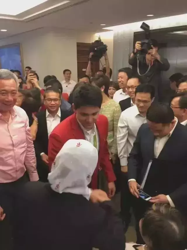 新加坡奥运冠军约瑟琳晒“剃头照”,终于要去服兵役了