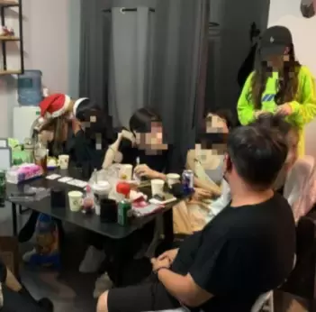 公然違規!新加坡克拉碼頭百人狂歡跨年: 不戴口罩、貼面跳舞!或導致超級傳播