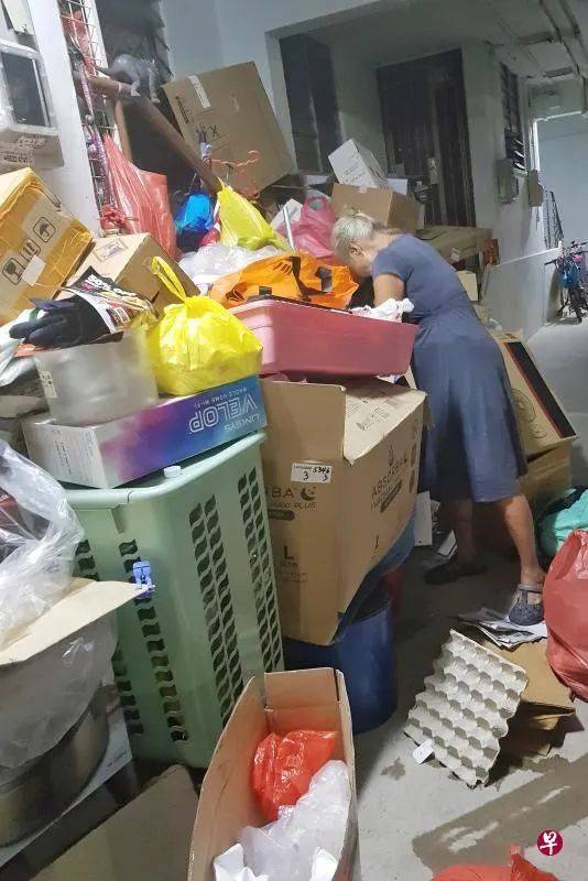 老妇捡杂物堆满屋，竟然是为了