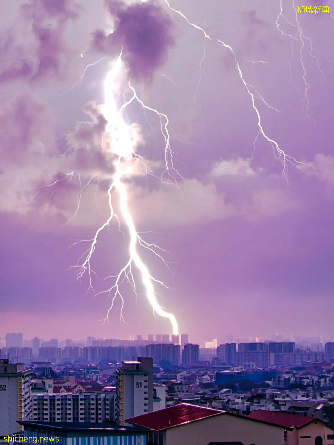 实拍新加坡奇异天象!黑云压境,闪电从天劈下