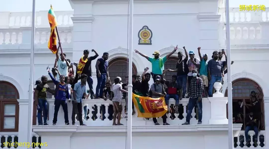 斯裏蘭卡總統搭軍機出逃後，抵達新加坡