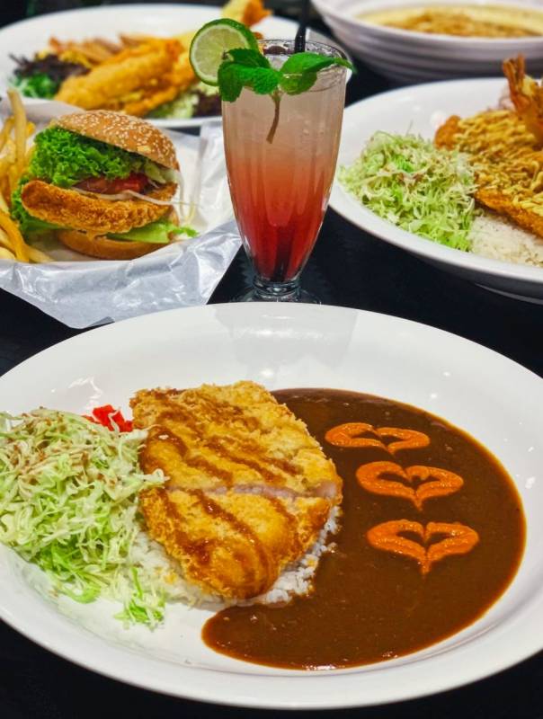 盤比臉大的日式靈魂咖喱飯🍛！ 料超足+量超大！新店開張隱藏菜色大公開！新店開張還有特價券可領喔