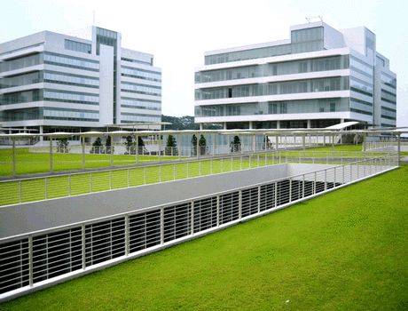 新加坡總統哈莉瑪走訪理工學院，呼籲關注學生心理健康