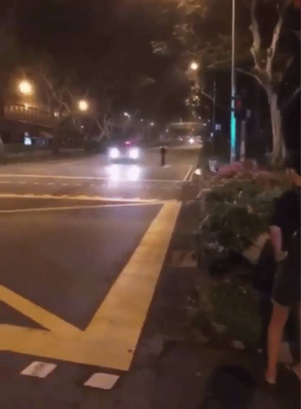 新加坡电动滑板车“咻”地从人眼前飞过，要上天