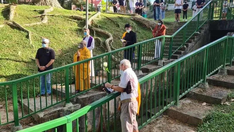 双胞小兄弟卧尸沟渠案 女佣称听见女子喊“救命”