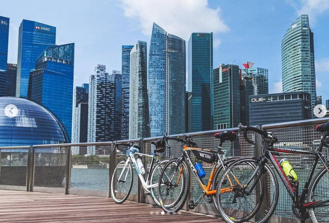 林俊杰回到新加坡过年啦！还在滨海湾骑车遛圈