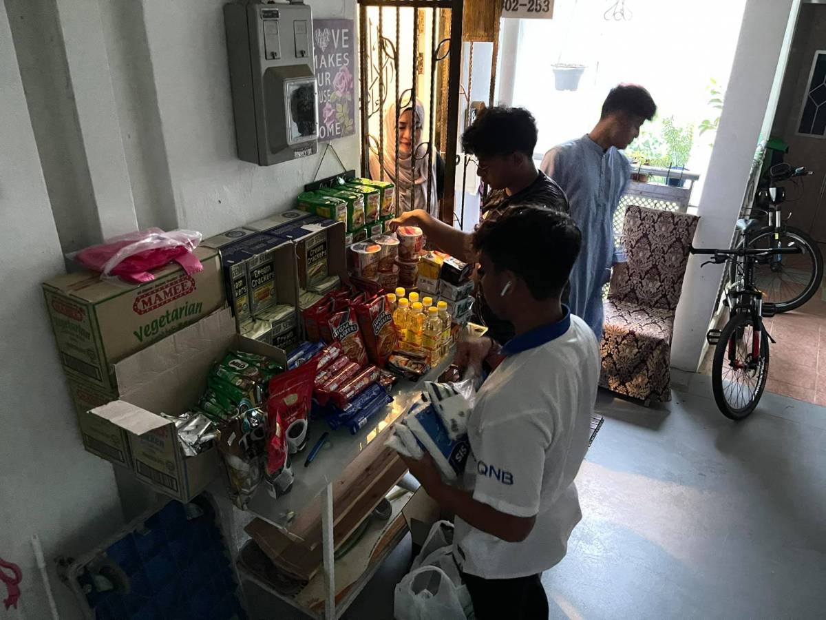 組屋驚現免費“迷你雜貨鋪”🆓 馬來同胞齋戒月期間做善事！門口擺放餅幹、飲料、大米等免費領取👏🏻