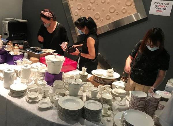 不敌疫情结业 公众蜂涌抢碗盘