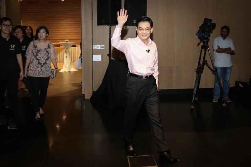 穿粉红上衣用华英巫三语演讲，王瑞杰越来越有总理架势