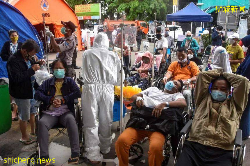 印尼淪陷!日增近4萬例、上千人死亡!警察扮鬼、民衆搶牛奶,新加坡送救援物資