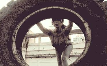 新加坡健身小哥沟渠栏杆练腹肌,网友大赞创意十足