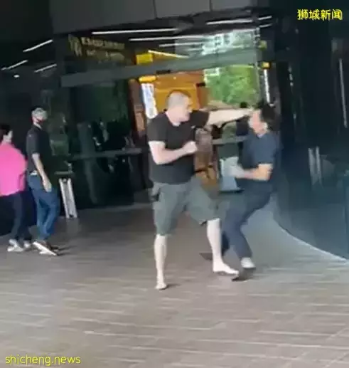 天气热火气大?!新加坡两个大男人当街互殴