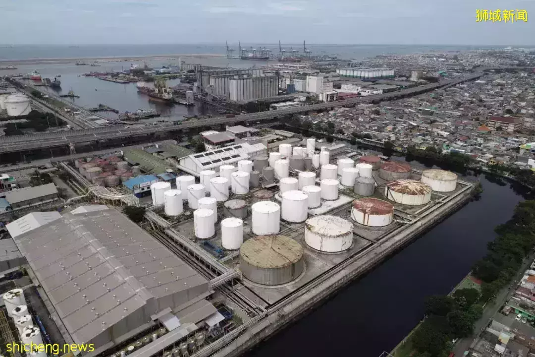 《战狼2》执行导演、新加坡前艺人沈倾掞:我会留在乌克兰照顾妻子一家