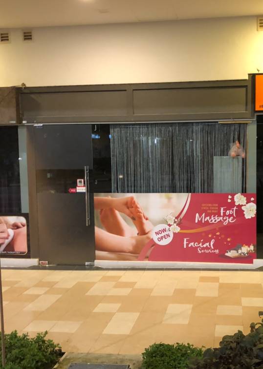 男士回家路上不断被按摩师骚扰,“服务”者直接在街上拉客