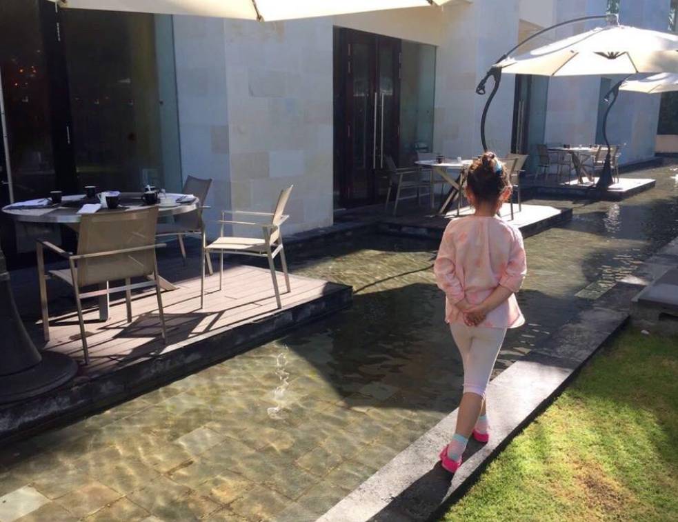 新加坡佣工沉迷跳舞拍TikTok,老人小孩放一边无人管