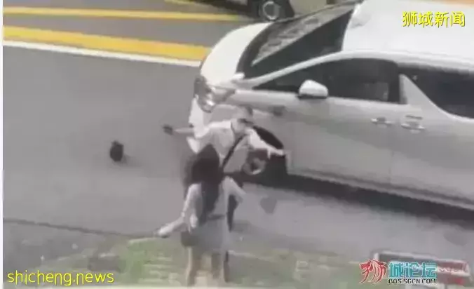 新加坡男子街头暴揍女子惹争议,网友:打女人算什么男人