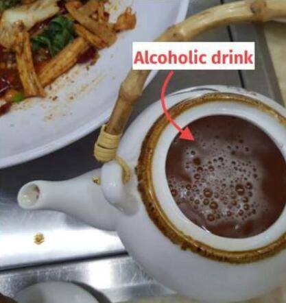 新加坡餐馆为卖酒吸客送骚操作，挂茶壶卖啤酒